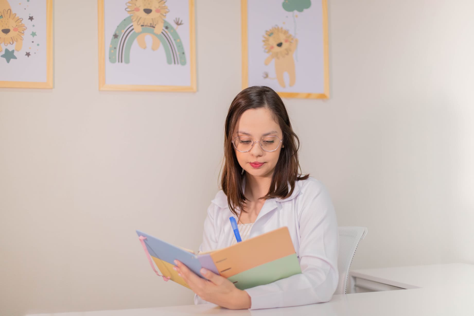 Intervenção Fonoaudióloga em Jaraguá do Sul - Consultório Acolhedor Mulher em sala representando Intervenção Fonoaudiológica com atendimento personalizado e suporte para os pais em Jaraguá do Sul.